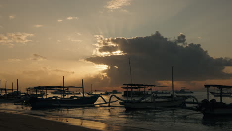 Sonnenstrahlen-Beleuchten-Den-Goldenen-Bali-Strand-Durch-Die-Wolke