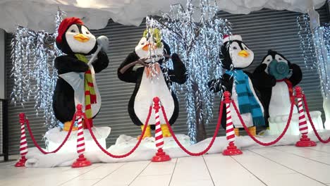 Pingüinos-Navideños-En-Exhibición-Para-Resaltar-Las-Inminentes-Fiestas.