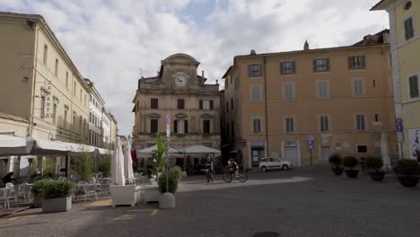 View-on-The-picturesque-square-"Piazza-della-libertà"-in-Spoleto,-a-city-of-Umbria-with-terraces-and-an-ancient-building-with-a-clock-on-its-façade