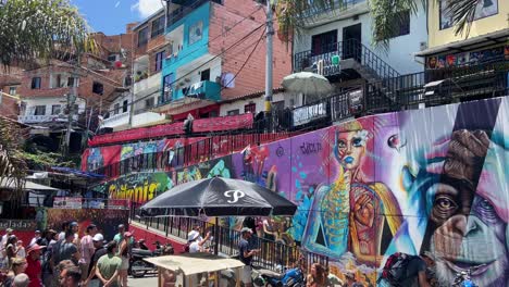 Bunte-Straße-Und-Graffiti-Am-Hauptplatz-Der-Comuna-13,-Medellin
