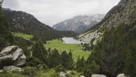 Malerische-Aussicht-Auf-Das-Tal-über-Den-Nationalpark-Aigüestortes,-Katalanische-Pyrenäen,-Spanien