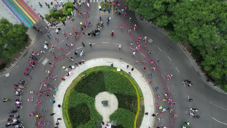 cenital-Drone-shot-of-runners-passing-during-the-Mexico-City-Marathon-in-Polanco-in-the-morning
