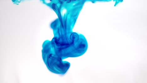 Líquidos-Azules-Abstractos-Que-Se-Infunden,-Cámara-Lenta,-Cosmética