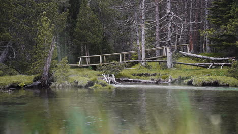 Etablierte-Aufnahme-Des-Sees-Und-Der-Wilden-Natur-Im-Nationalpark-Aiguestortes,-Spanien,-Reiseziel-Für-Trekking-In-Purer-Natur