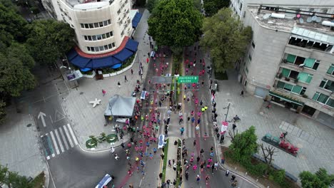 Drohnenaufnahme-Des-Mexico-City-Marathons-In-Polen-An-Der-Mazaryk-Avenue
