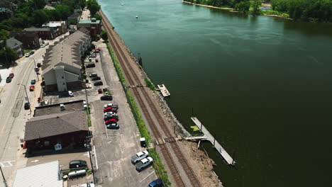 Eisenbahnstrecke-Entlang-Des-Mississippi-River-In-Alma,-Wisconsin,-Vereinigte-Staaten