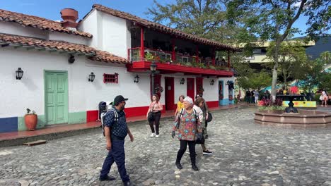 Menschen-Schlendern-Ruhig-Durch-Die-Straßen-Eines-Traditionellen,-Farbenfrohen-Kolumbianischen-Dorfes