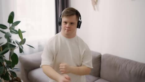 Funny-guy-with-down-syndrome-dancing-at-home,-feel-total-freedom