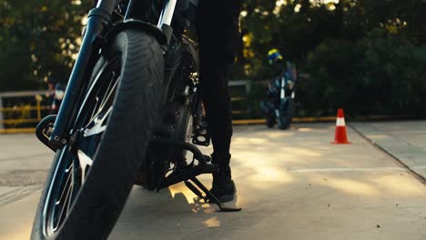 Eine-Professionelle-Motorradfahrerin-In-Spezieller-Schutzkleidung-Und-Helm-Sitzt-Auf-Einem-Schwarzen-Motorrad-Und-Prüft-Dessen-Funktionsfähigkeit