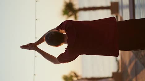 Vertikales-Video:-Ein-Mann-In-Einem-Roten-T-Shirt-Legt-Seine-Hände-Zur-Meditation-Am-Strand-Zusammen.-Entspannung-Von-Geist-Und-Körper