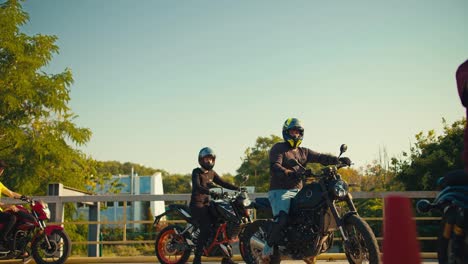 Eine-Gruppe-Von-Motorradfahrern-In-Schutzkleidung-Und-Hindernishelmen-Beim-Fahren-Auf-Dem-Trainingsgelände.-Moped-Fahren-Als-Hobby
