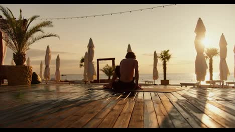 Überblick-über-Einen-Yogi-Typ,-Der-Bei-Sonnenaufgang-Am-Strand-Sitzt.-Morgenstrand,-Harmonie-Von-Körper-Und-Geist