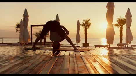 Rezension-Eines-Mannes,-Der-Morgens-An-Einem-Sonnigen-Strand-In-Einer-Besonderen-Position-Von-Yoga-Übungen-Meditiert