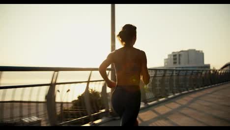 Ein-Mädchen-In-Sportuniform-Joggt-Abends.-Vor-Dem-Hintergrund-Der-Wunderschönen-Sonnenstrahlen