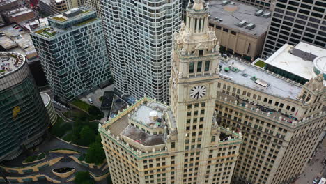 Drohnenschuss-Kreist-über-Dem-Uhrturm-Des-Wrigley-Building-Und-Dem-Chicago-River