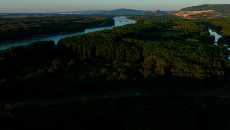 Luftaufnahme-Der-Bewaldeten-Donau-Feuchtgebiete-Bei-Sonnenuntergang-In-Österreich---Drohnenaufnahme