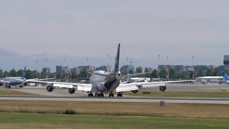 Rückaufnahme-Eines-Großen-Boeing-747-Jumbo-Flugzeugs,-Das-Am-Flughafen-Rollt