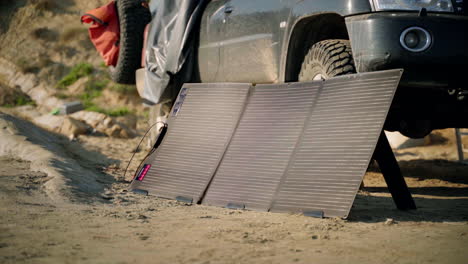 AWD-Mit-Tragbarem-Solar-Photovoltaik-Panel-Beim-Camping-Am-Strand