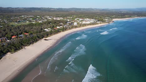 Aerial-View-Of-Main-Beach-In-Byron-Bay,-NSW,-Australia---drone-shot