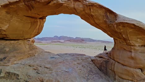 Frau-Erkundet-Die-Malerische-Landschaft-Von-Wadi-Rum-Im-Süden-Jordaniens-–-Rückzug-Aus-Der-Luft