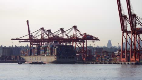 Containerumschlagkräne-Am-Hafen-Und-Schiff-Im-Hafen