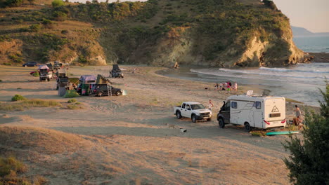 4x4-Y-Campers-Estacionados-En-Una-Hermosa-Playa