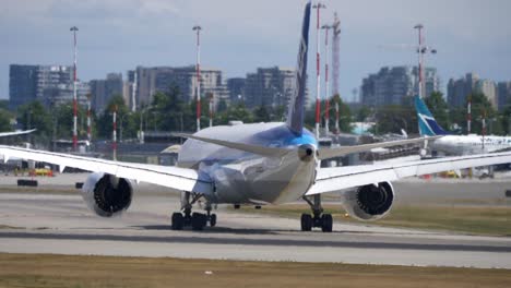 All-Nippon-Airways-Boeing-787-De-Rodaje-En-La-Parte-Trasera-Del-Aeropuerto-De-Vancouver