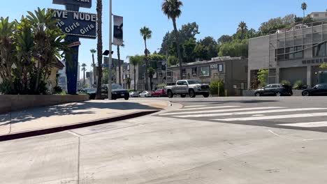 Body-Shop-Strip-Club,-Sunset-Blvd,-West-Hollywood,-Los-Angeles,-Kalifornien,-USA,-Verkehrsschild-Und-Autoverkehr-An-Sonnigen-Tagen