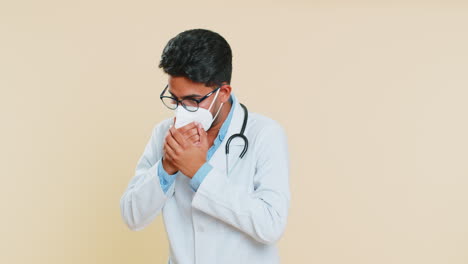 Indischer-Junger-Arzt-Mit-Schutzmaske,-Husten-Mit-Saisonalen-Grippesymptomen,-Fieber,-Allergie,-Infektion