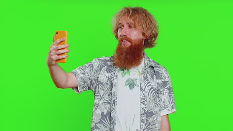 Blogger-Hombre-Feliz-Tomando-Retrato-Selfie-Grabando-Videollamada-En-Línea-Con-Suscriptores-De-Redes-Sociales