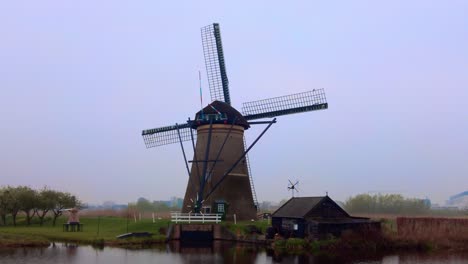 Nr.-2-Berühmte-Holländische-Altmodische-Windmühle-In-Kinderdijk-In-Den-Niederlanden