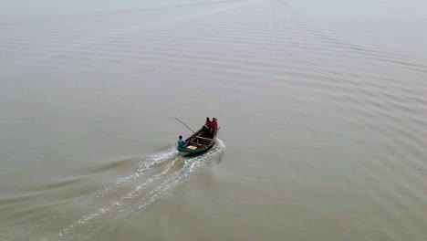 Luftaufnahme-Eines-Indischen-Und-Bangladeschischen-Fischers,-Der-In-Traditionellen-Holzbooten-Auf-Der-Suche-Nach-Reichlich-Frischem-Fisch-Aus-Dem-Indischen-Ozean-Zum-Meer-Fährt