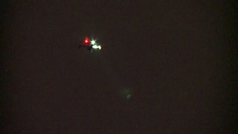 Drone-Policial-Por-La-Noche-Buscando-Con-Foco