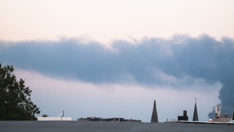 Timelapse-of-a-smoke-column-rolling-over-the-roof-of-Antwerp,-Belgium