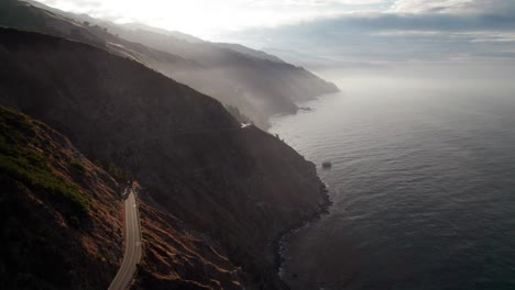 Neblige-Küste-In-Kaliforniens-Big-Sur,-Epische-4K-Luftaufnahme