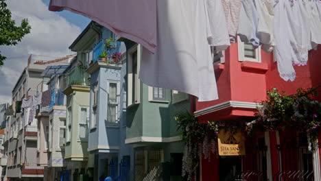 Wäsche-Hängt-über-Den-Engen-Straßen-Der-Bunten-Häuser-Von-Istanbul