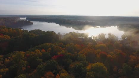 Herbstfarben-Fluss-Luftaufnahme-Morgen