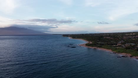 Niedrige-Luftaufnahme-über-Den-Malerischen-Stränden-Von-Wailea-Bei-Sonnenuntergang-Auf-Der-Insel-Maui-In-Hawaii