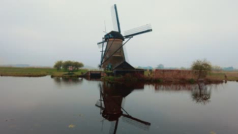 Berühmter-Holländischer-Altmodischer-Windmühlenstandort-In-Kinderdijk-In-Den-Niederlanden