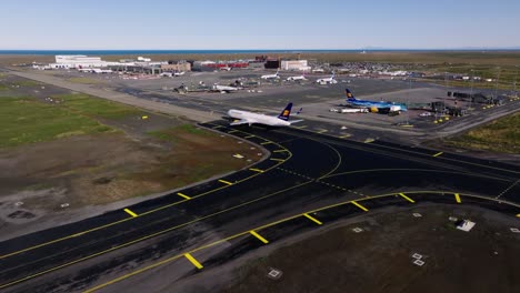 Internationaler-Flughafen-Keflavik-Auf-Der-Halbinsel-Reykjanes-In-Island-An-Einem-Sonnigen-Tag