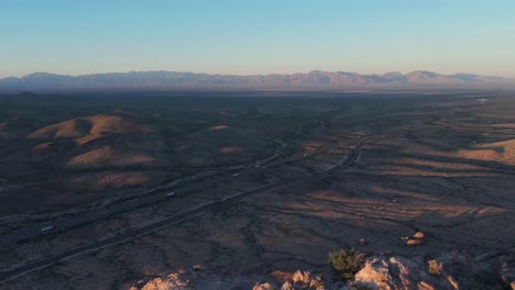 Ein-Wunderschönes,-Filmisches-4K-Luftbild-Landschaftsvideo,-Aufgenommen-Bei-Sonnenuntergang