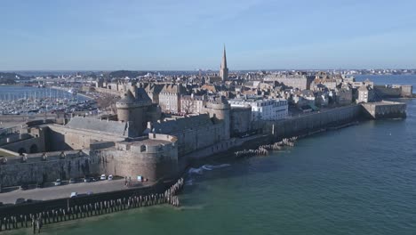 Saint-Malo-Castle-and-cityscape,-Brittany-in-France