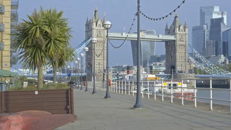 Tower-Bridge-with-skyscrapers-in-background-on-sunny-day,-London-in-UK