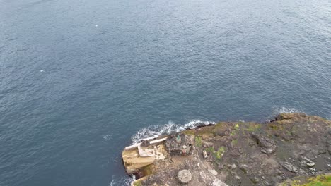 Hochschwenkbare-Luftaufnahme-Der-Robbenstatue-In-Mikladalur,-Insel-Kalsoy,-Enthüllt-Die-Insel-Kunoy