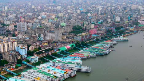 Muelle-De-La-Ciudad-De-Dhaka-Sadarghat-En-Dhaka,-Bangladesh