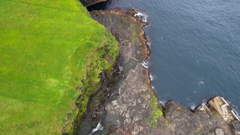 Luftaufnahme-Der-Moosigen-Klippen-Und-Des-Wasserfalls-Von-Mikladalur-Auf-Den-Färöer-Inseln
