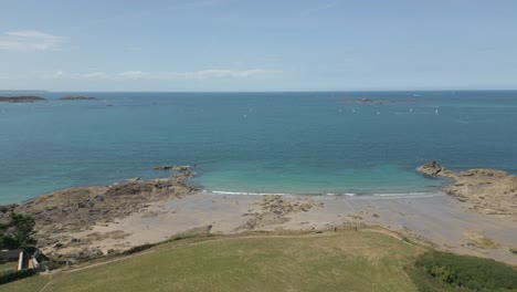 Beach-of-Roche-Pelee,-Dinard-in-Brittany,-France