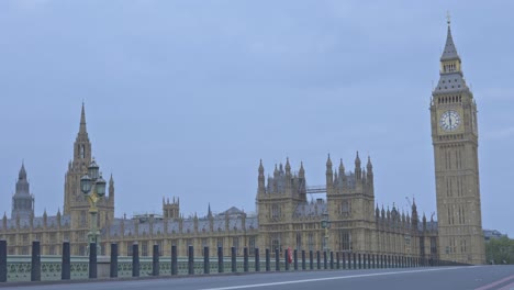 Vehicles-driving-along-Westminster-Bridge-with-Houses-of-Parliament-and-Big-Ben-in-background,-London-in-UK