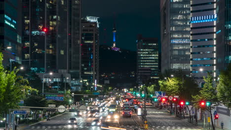Nacht-Seoul,-Geschäftiger-Verkehr-Am-Yongsan-Bahnhof-An-Der-Kreuzung-Mit-Blick-Auf-Den-Namsan-Turm-–-Zeitraffer-Herauszoomen
