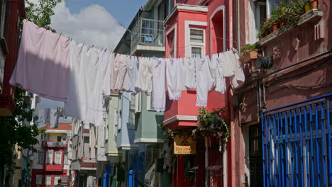 Wäscheleine-Mit-Wäsche-Hängt-über-Den-Engen-Straßen-Von-Istanbul